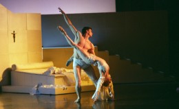 Jane Turner as Juliet and Alex Wagner as Romeo