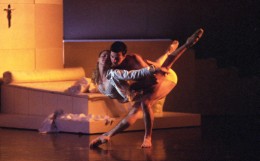 Jane Turner as Juliet and Alex Wagner as Romeo